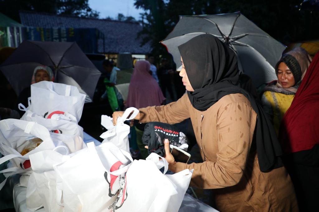 Relawan Ganjar Gelar Bazar Sembako Murah di Ciamis
