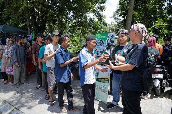 Kowarteg Indonesia Dukung Ganjar Bagikan Paket Nasi untuk Warga di Kabupaten Bandung