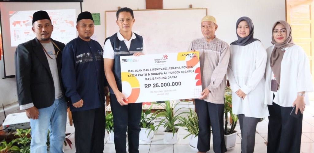 Telkom Serahkan Bantuan bagi Pondok Pesantren Yatim dan Dhuafa