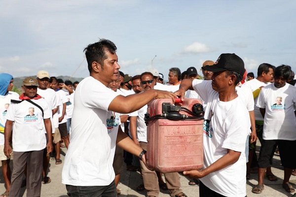 Komunitas Pendukung Ganjar Berikan Bantuan Bahan Bakar untuk Nelayan di Pangandaran