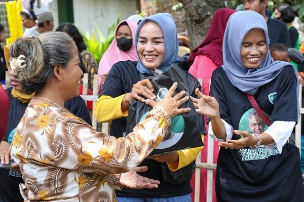 Kowarteg Pendukung Ganjar Bagikan Sembako untuk Masyarakat Prasejahtera di Cirebon