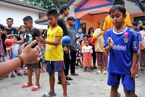 Lagi Tren, Puluhan Anak-anak di Bandung Ikut Kompetisi Latto-Latto