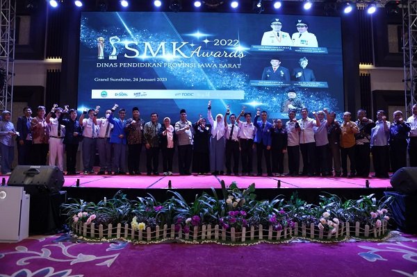 Disdik Jabar Serahkan Ragam Apresiasi di SMK Award 2022
