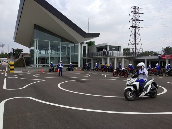 Tips Berkendara Sepeda Motor Bagi Wanita Agar Selalu Aman dan Nyaman