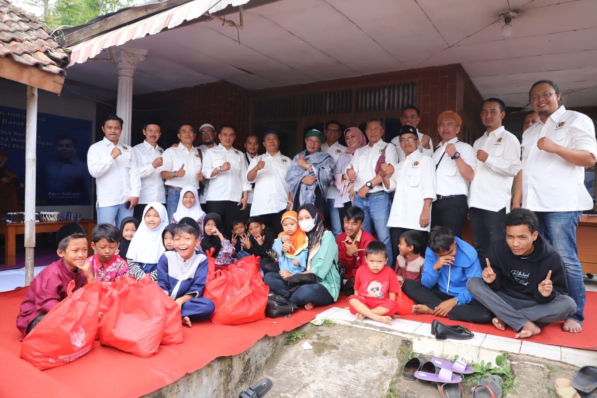 Peringati HPN 2023, PWI KBB Bagikan Sembako kepada Anak Yatim dan Dhuafa