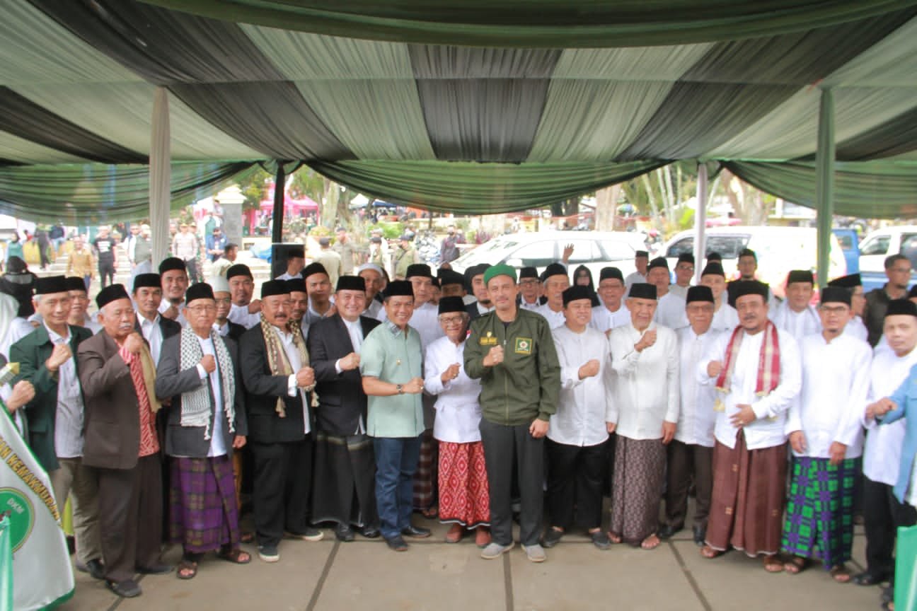 Bupati Bandung HM Dadang Supriatna mengukuhkan pengurus Masjid Besar Majalaya masa khidmat 2023-2028