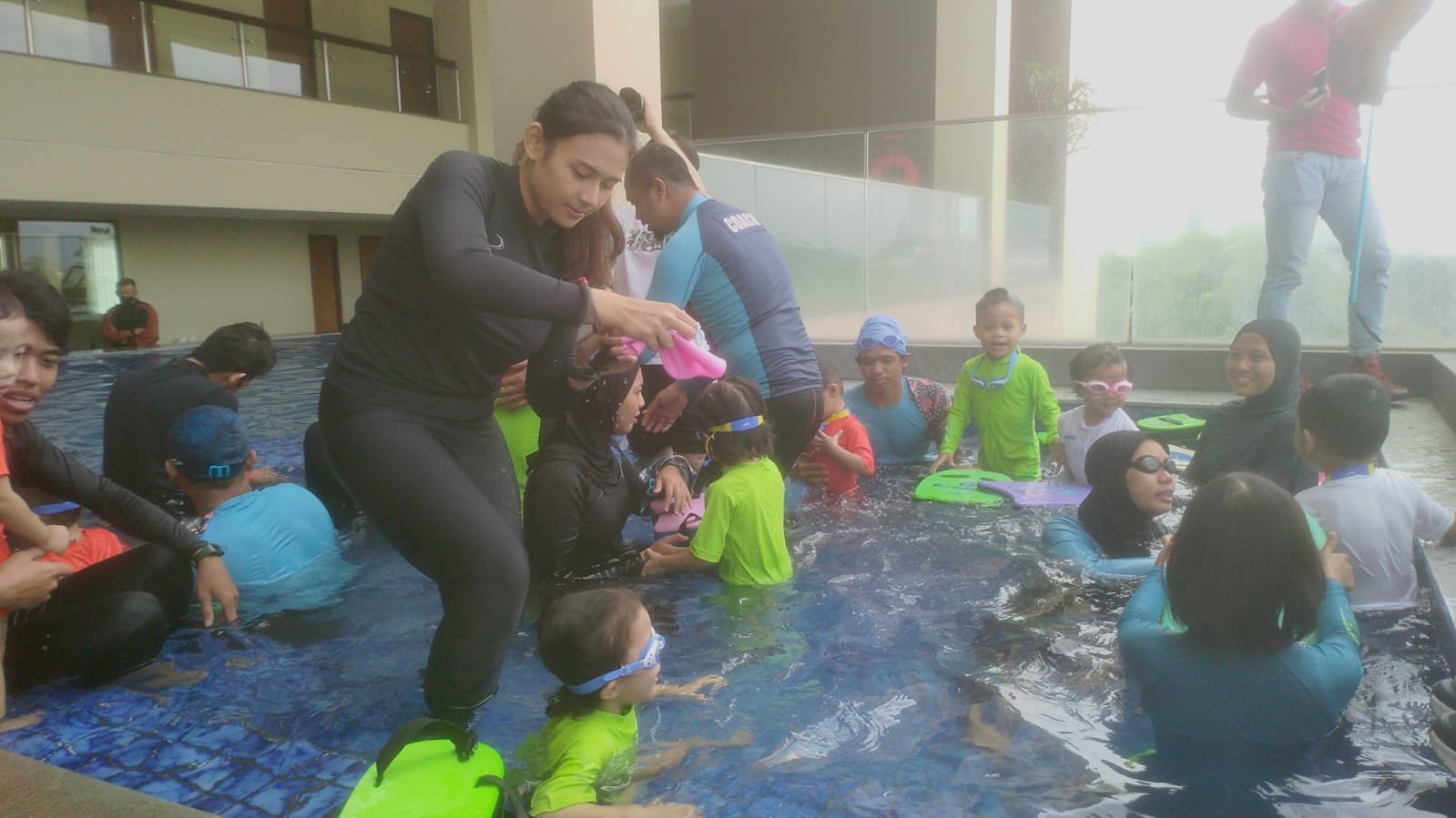 Tingkatkan Kualitas Anak Bangsa, Salma Maulina Wijaya Ajak Anak Yatim Piatu Baby Swim