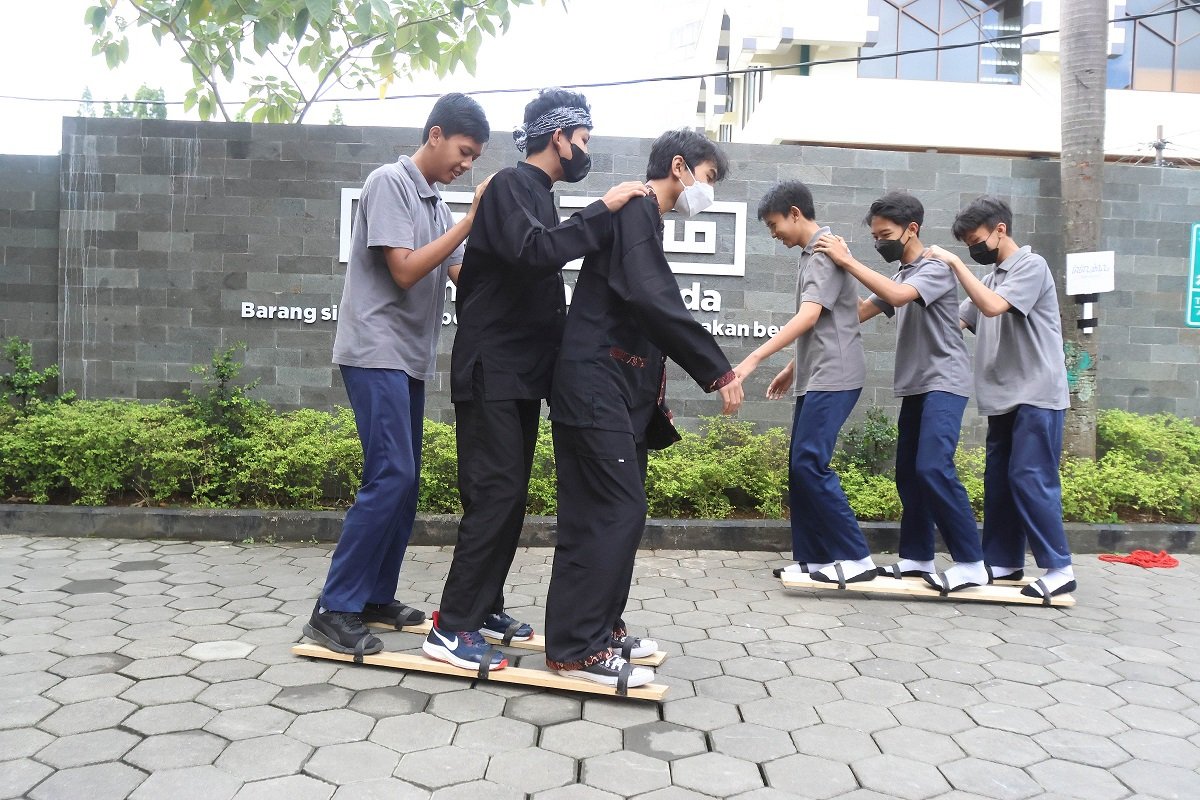 Perkuat Identitas Jati Diri, Siswa SMP Darul Hikam Ngamumule Budaya Sunda