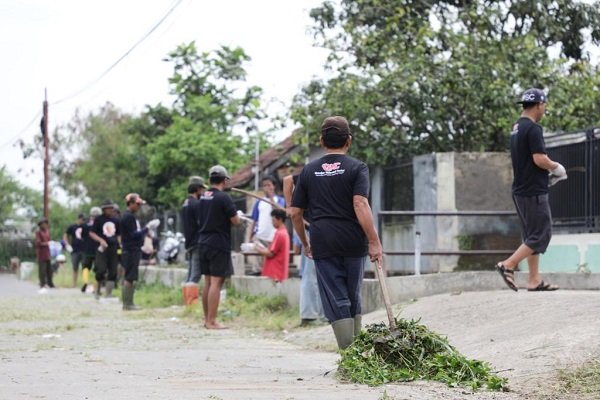 Cegah Banjir, Ganjar Milenial Center Ajak Warga Bersihkan Sungai