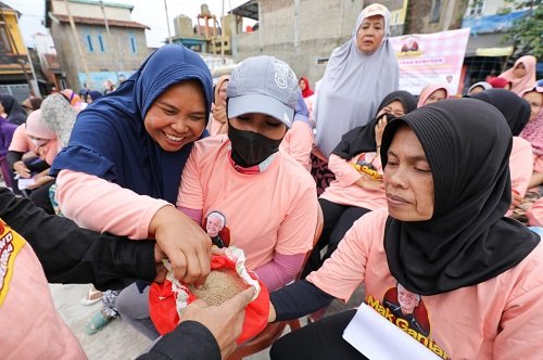 Opsi Tambahan Penghasilan, Ibu-ibu Mendapat Pelatihan Budidaya Jangkrik