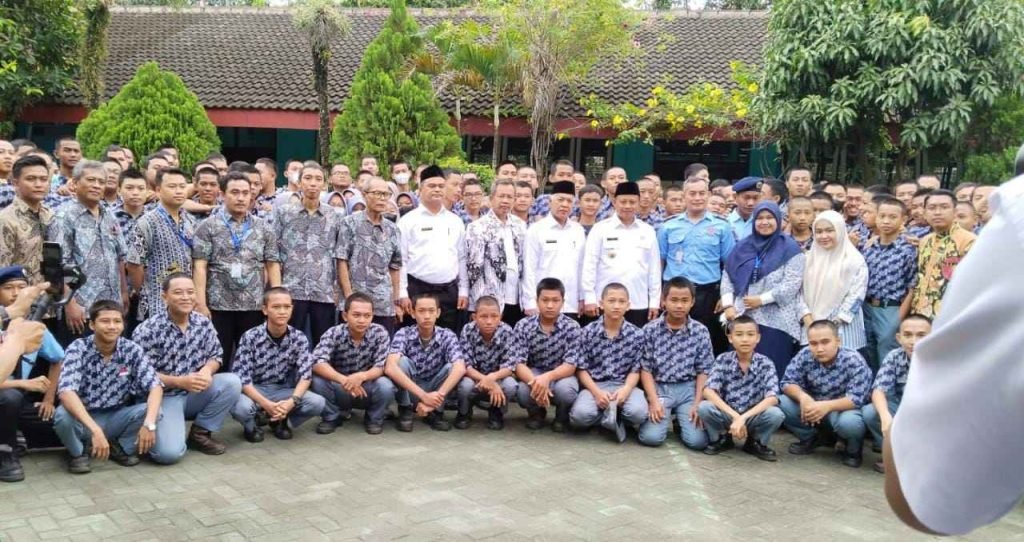 Kunjungi Klapanunggal, Wagub Jabar Jadi Pembina Upacara Hingga Menanam Pohon