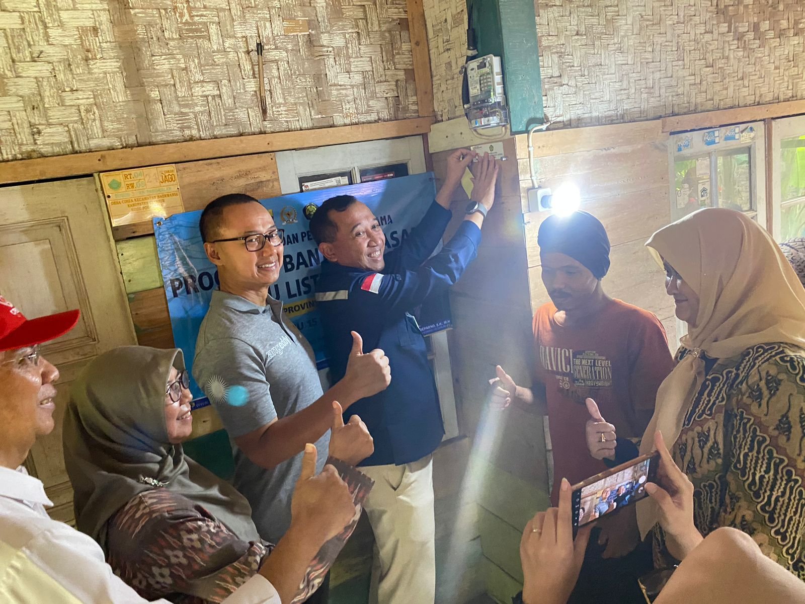 Pemerintah Realisasikan BPBL, Kali Ini Ribuan Warga Cianjur Disambung Listrik PLN Gratis