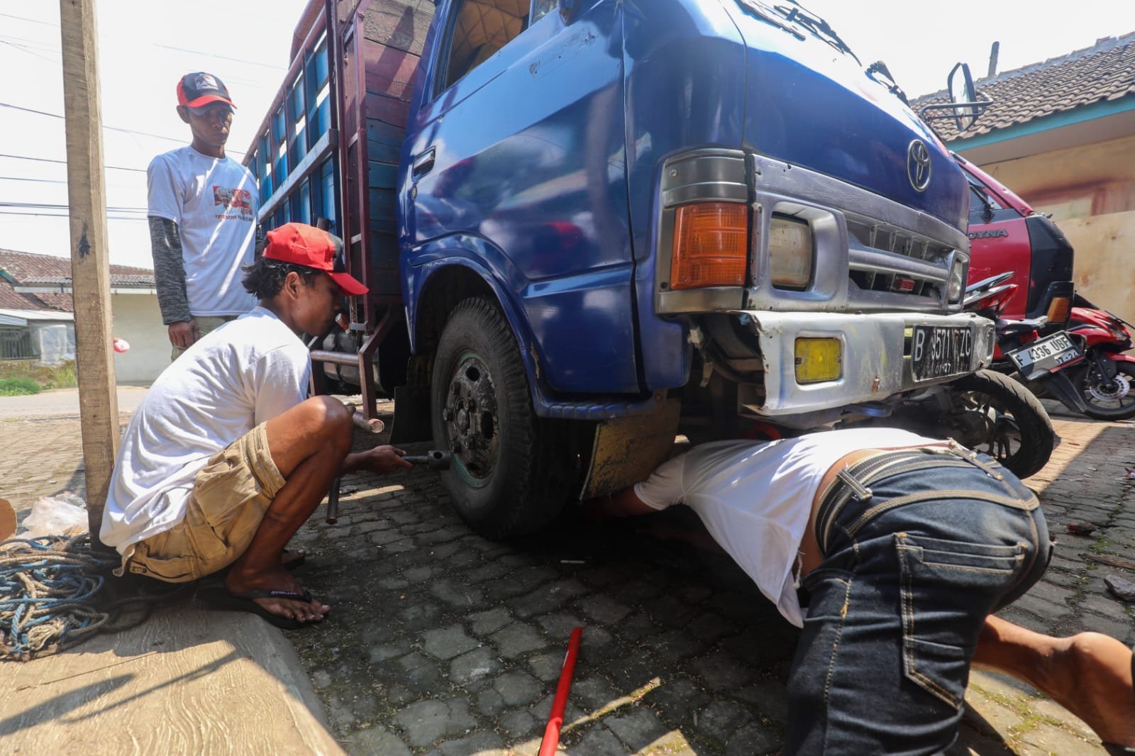 KST Berikan Bantuan Dongkrak dan Kompresor Angin di Sukabumi