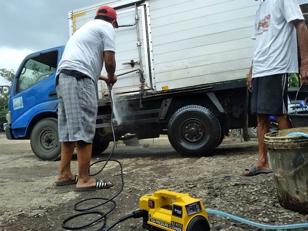 Komunitas Sopir Truk Dukung Ganjar Serahkan Bantuan Alat Steam dan Las Listrik