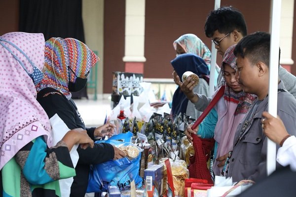 Relawan Buruh Siapkan Takjil Gratis Kolaborasi dengan UMKM