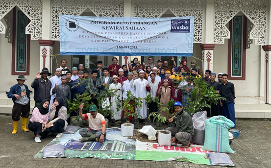 LPPM Unisba Dorong Pengembangan Kewirausahaan Ponpes di Garut Melalui Budidaya Tanaman Buah Dalam Pot