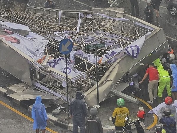 Baliho Roboh di Simpang Samsat Kota Bandung