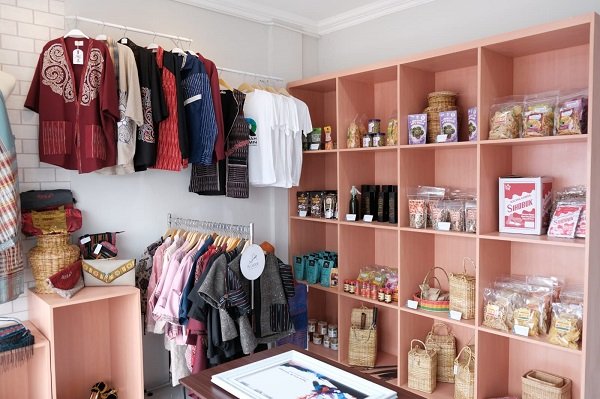 Pelaku Usaha: Di Rumah BUMN, Keunikan Sepatu & Sandal Rajut dari Tarutung Dibantu Promosikan