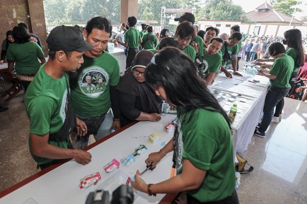 Jelang Ramadan, Komunitas Ojol Gelar Bazar Oli hingga Sembako Murah