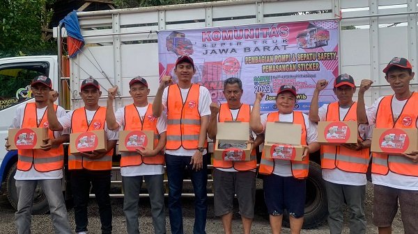 Komunitas Sopir Truk Salurkan Bantuan Rompi dan Sepatu