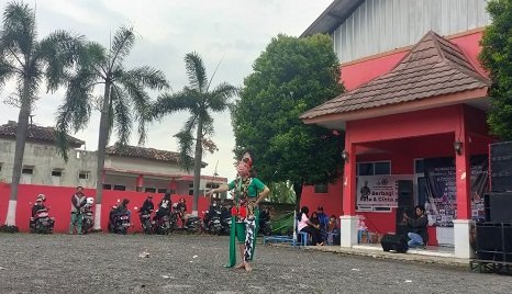 Tampilkan Tari Topeng Bareng Slankers