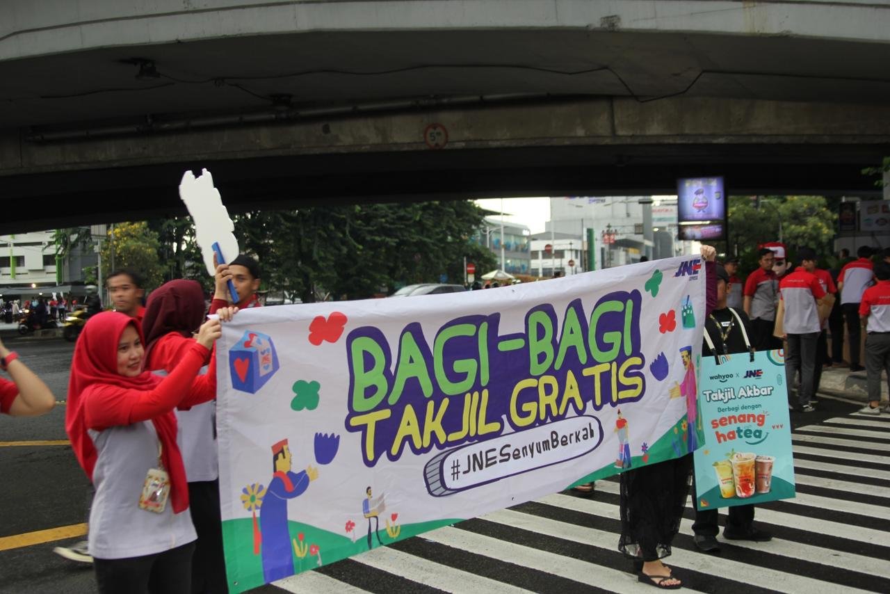 JNE Bagikan 10.000 Takjil di Ramadan 2023