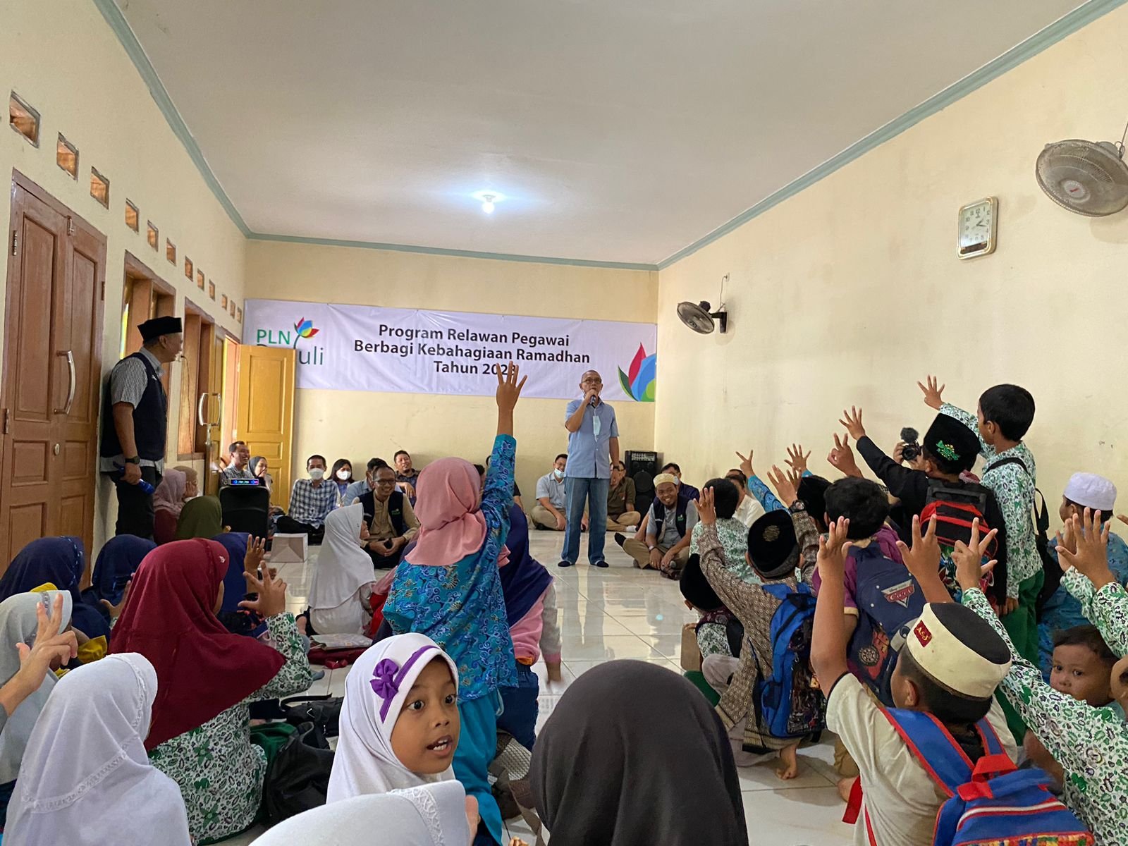 Berbagi Berkah Ramadan, Ratusan Pegawai PLN Sebarkan Bantuan Fasilitas Pendidikan ke Sejumlah Daerah
