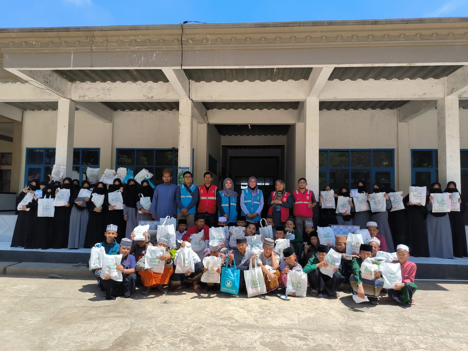 Berbagi Kebahagiaan Ramadhan PLN Bersama Ponpes Miftahul Ulum Balekambang