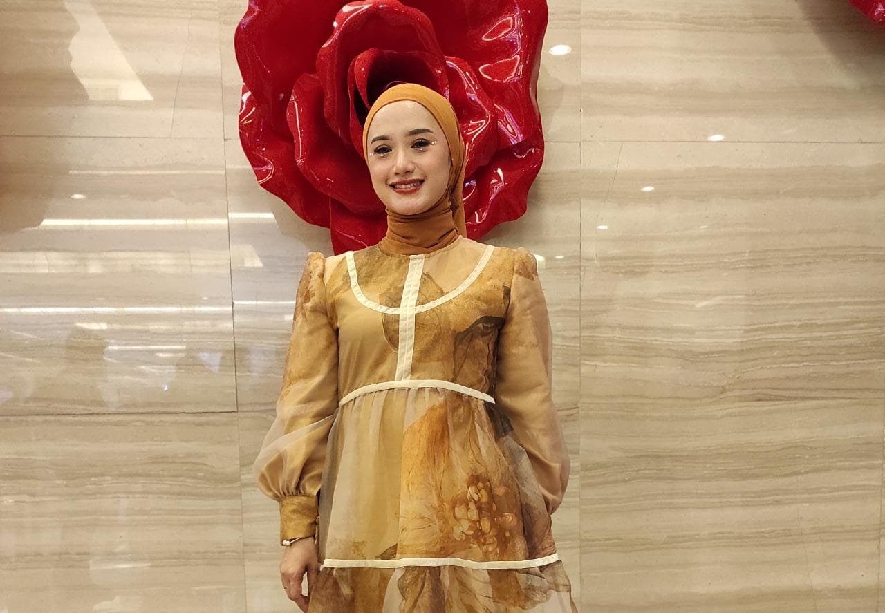 Tips Menawan di Hari Lebaran ala Melyawati, Kombinasikan Busana dengan Beragam Warna 