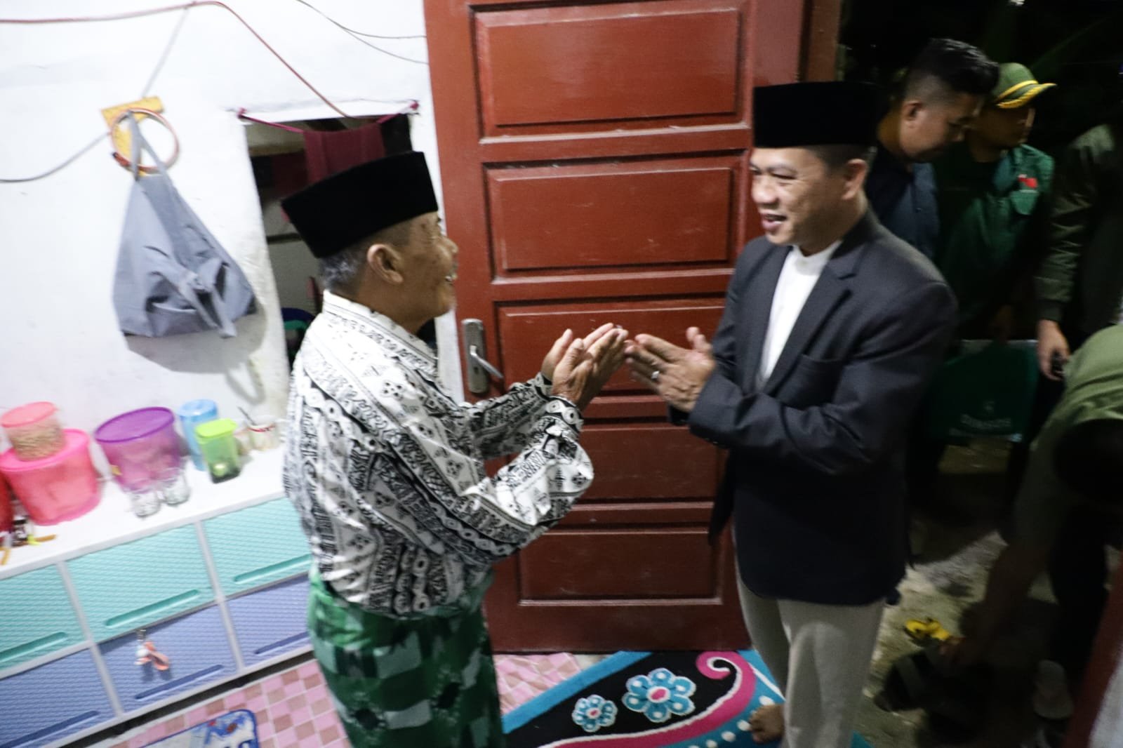 Malam Takbiran, Bupati Bandung Sambangi Warga Kurang Mampu