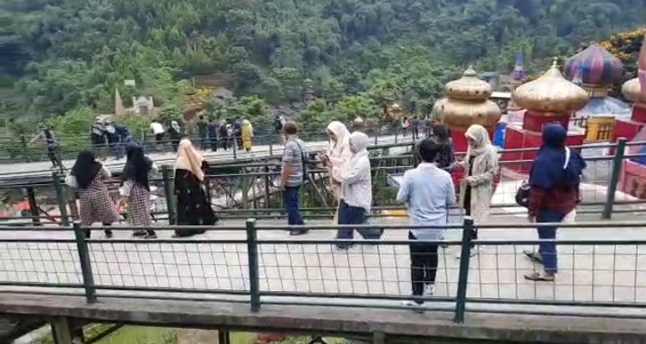 Wisatawan Lokal Padati Objek Wisata Lembang KBB, Kunjungan Naik 30 Persen