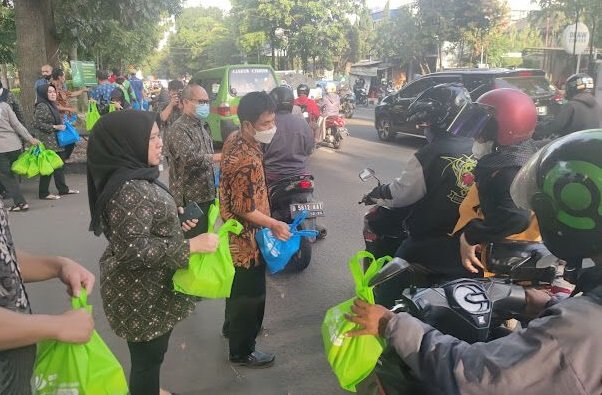 Berkah Ramadhan, BPJAMSOSTEK Bandung Suci Berbagi Takjil Gratis ke Pengguna Jalan