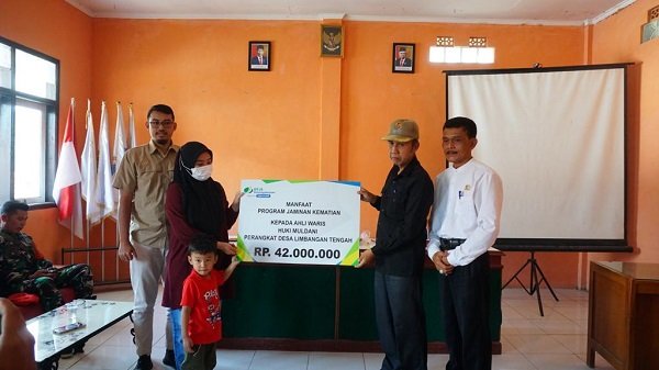 BPJS Ketenagakerjaan Garut Serahkan Santunan Kematian kepada Ahli Waris Sekretaris Perangkat Desa Limbangan Tengah