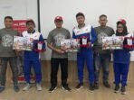 Para perwakilan Kompetisi Regional Safety Riding Kategori Advisor Community 2023 berfoto bersama dengan PIC Community DAM Irvan Setiawan, Safety Riding Development Section Head DAM Ludhy Kusuma, dan Ketua IMHJB Goy.