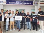 Foto Bersama usai peresmian OMI Warung Anugrah, dari kiri: Manager Bisnis Mikro (MBM) Kanca BRI Majalaya Gun Gun Gunawan, Supervisor Business Micro RO Bandung Didi Wahyudi, Branch Office Head BRI Majalaya Dudung Hardiman,  Asisten Vice Presiden Divisi MSM BRI Asep Nugraha Sukma, Business Development Manager Indogrosir Triardi Kresna, Regional Business Development Manager Ali Rosidi, Business Development Junior Manager Indogrosir Suherman, dan MBM Gatot Triwibowo