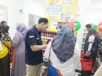Para Pengunjung memenuhi Outlet Mitra Indogrosir ‘Warung Anugrah’ untuk berbelanja usai diresmikan oleh BRI dan Indogrosir