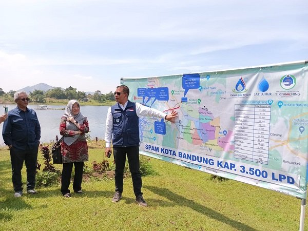Perumda Tirtawening dan Anggota DPRD Kota Bandung Kunjungi Waduk Saguling
