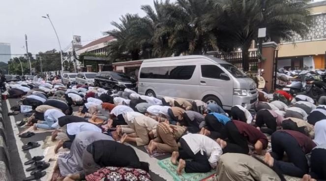 Diguyur Hujan, PP Muhammadiyah Tetap Gelar Salat Idul Fitri