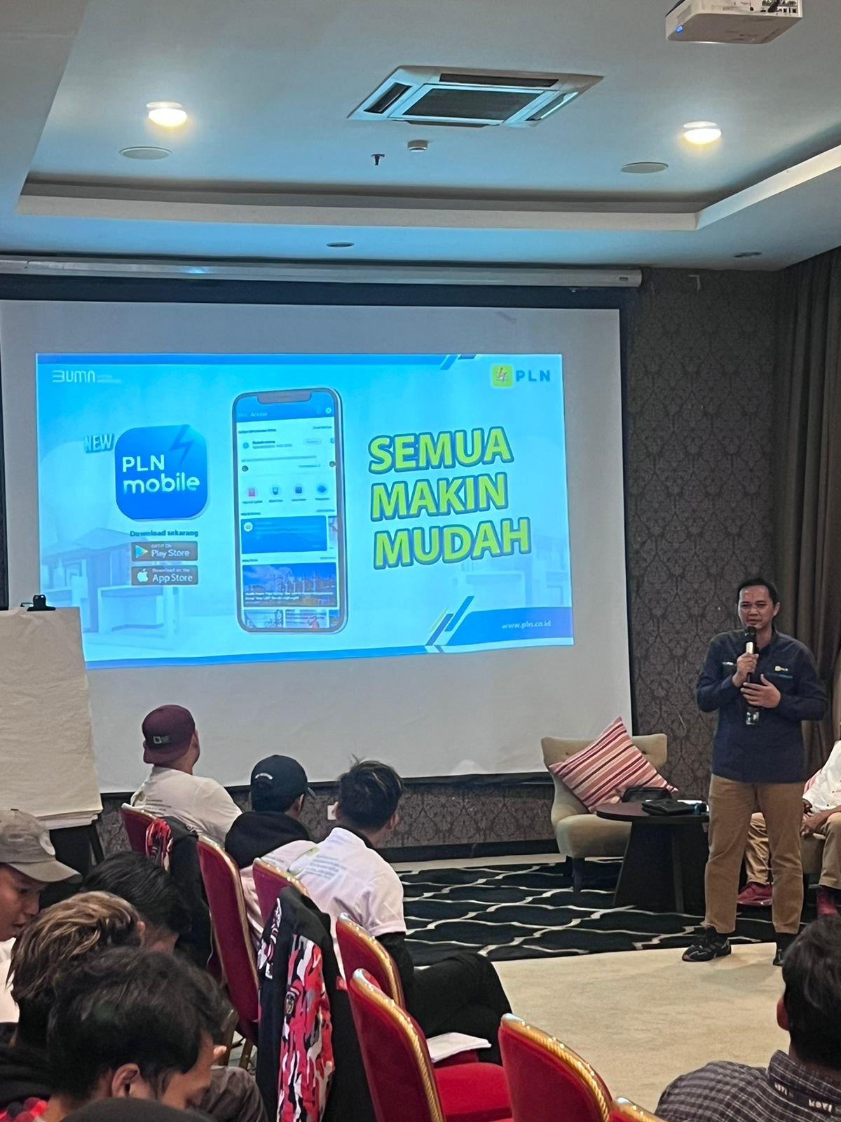 Kenalkan PLN Mobile, PLN Sapa Komunitas Milenial di Bandung