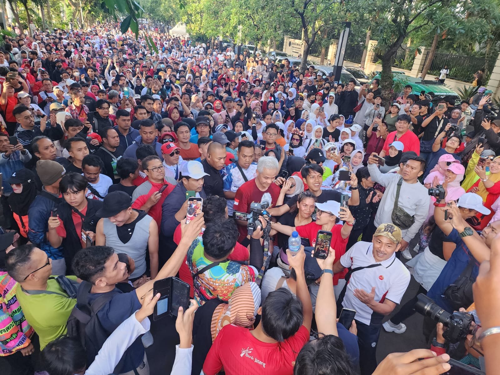Sapa Warga Bandung Pakai Kaos Indonesia Menggugat, Ganjar Ingatkan Perjuangan Bung Karno