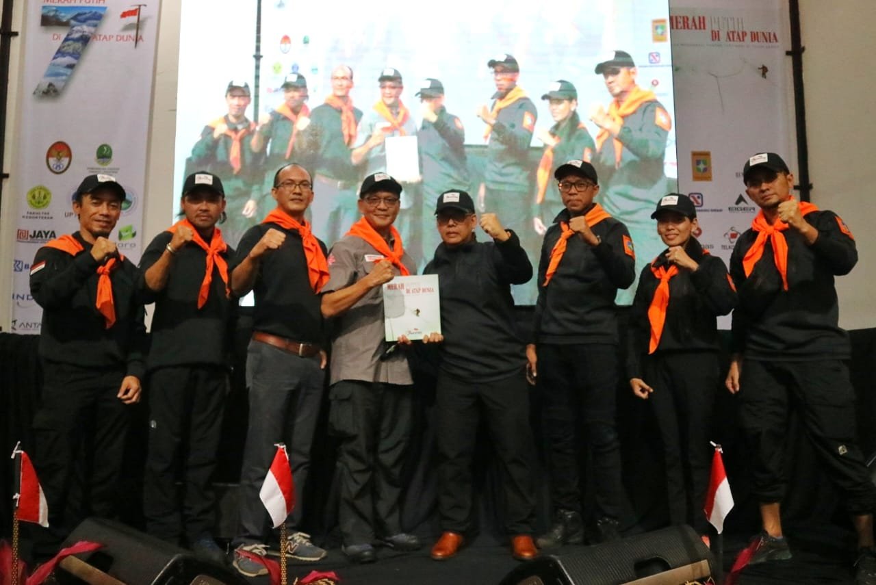 Tim Ekspedisi 7 Summits Indonesia Luncurkan Buku ‘Merah Putih di Atap Dunia’