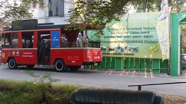Bus Bandros Ikut Kawal Arak-arakan Kontingen SEA Games 2023
