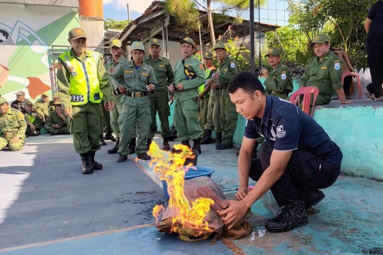 Pelatihan dan Pembinaan Satlinmas Kelurahan Baros Cimahi