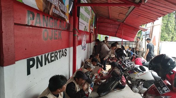 Sejumlah Anak Muda Benahi Pangkalan Ojek di Bandung Barat