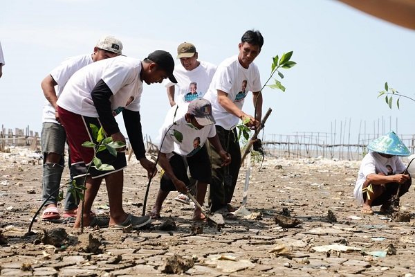 Komunitas Nelayan Menanam Mangrove dan Berikan Bantuan Lampu kepada Warga