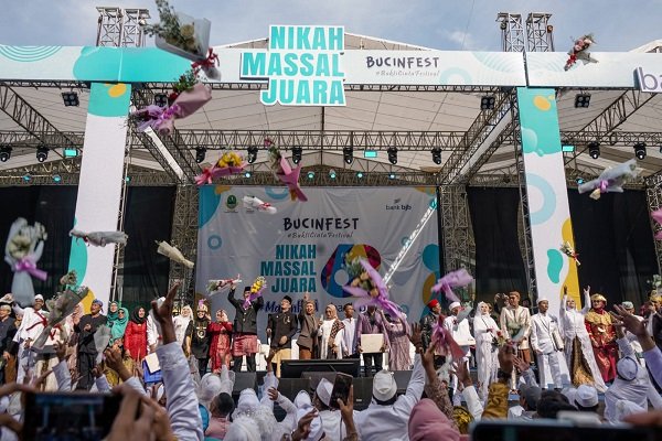 Ratusan Peserta Nikah Massal yang Dibantu bank bjb, Dapat Bantuan Dana Hingga Didoakan Samara oleh Ridwan Kamil