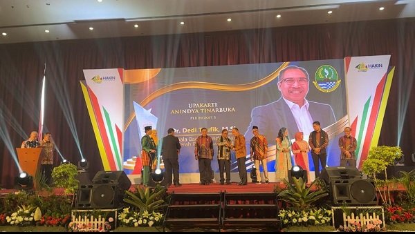 Pemprov Jabar Melalui Bapenda Meraih Anugerah Tinarbuka 2023