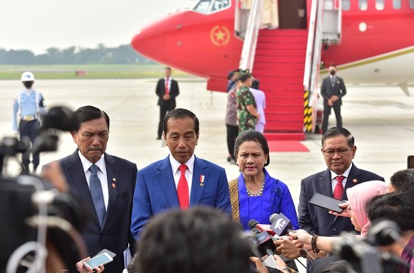 Jokowi Tunjuk Mahfud MD Jadi Plt Menkominfo