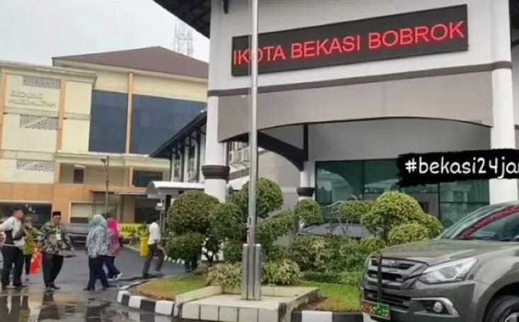 Viral Running Text ‘Plt Wali Kota Bekasi Bobrok’, Asrama Haji Minta Maaf