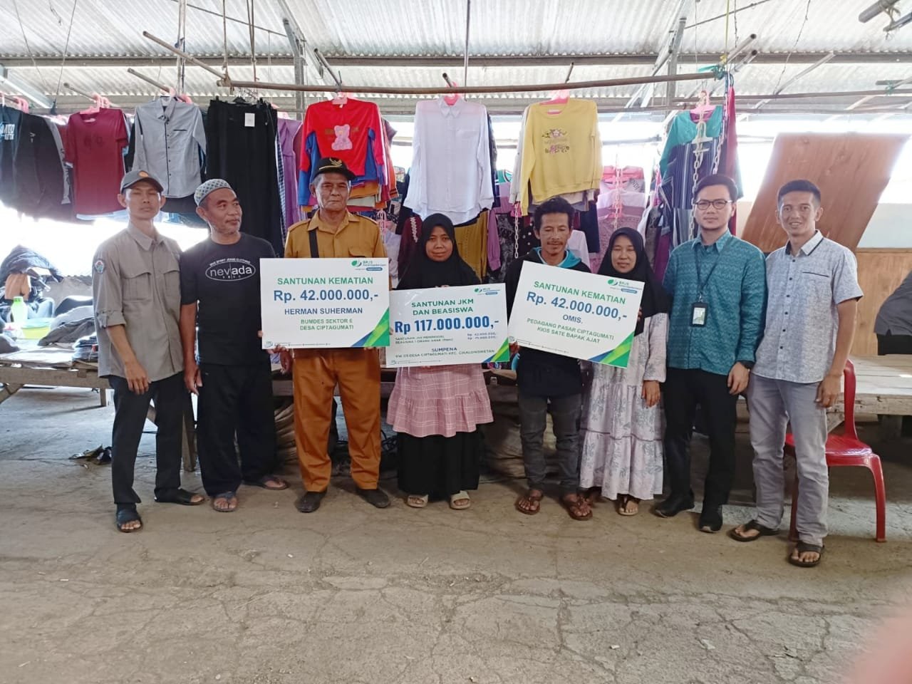 3 Ahli Waris Bumdes, Pedagang Pasar, dan Ketua RW Terima Santunan Kematian Rp 201 Juta dari BPJAMSOSTEK
